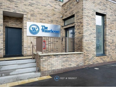 Flat to rent in Waterhouse Apartments, Salford M5