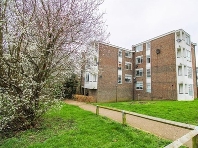 Flat to rent in Willowfield, Harlow CM18