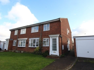 Maisonette to rent in King Georges Close, Hitchin SG5
