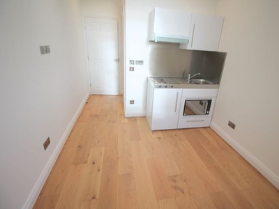 Studio to rent in Woodford New Road, London E18
