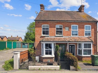 3 bedroom semi-detached house for sale Aylesbury, HP18 0LL