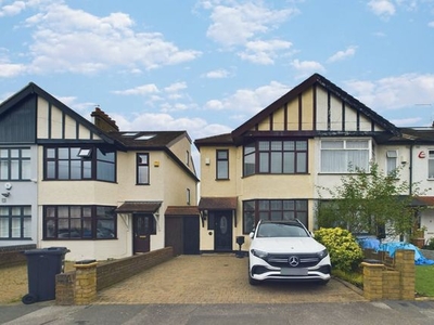 Detached house to rent in Canfield Road, Woodford Green IG8