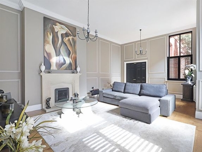 Flat for sale in Brandesbury Square, Woodford Green IG8