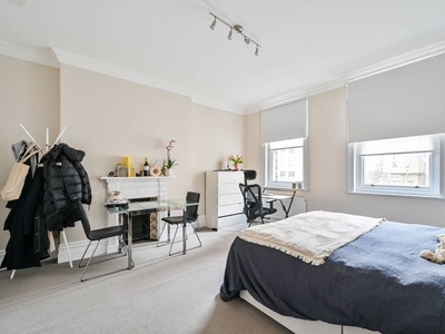 Flat in Kensington Court, Kensington, W8