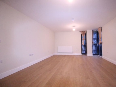Flat to rent in Charter House, High Road IG1