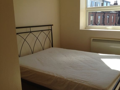 Flat to rent in Firth Road, Beeston, Leeds LS11