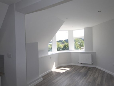 Flat to rent in Kirkstall Road, Leeds LS4