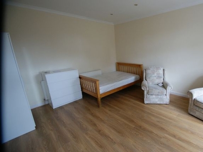 Flat to rent in Knowle Terrace, Burley, Leeds LS4