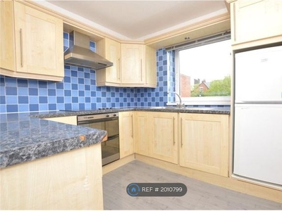 Flat to rent in Leeds, Roundhay LS8
