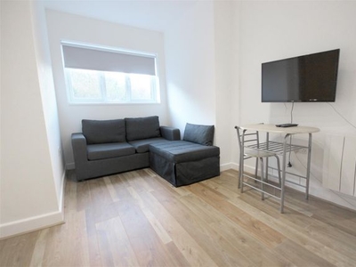 Flat to rent in Midhill Road, Sheffield S2
