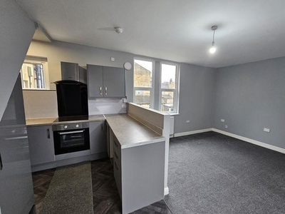 Flat to rent in Town Street, Stanningley, Pudsey LS28
