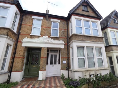 Flat to rent in York Road, Southend-On-Sea SS1