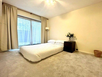 Room to rent in 80 Glengall Road, Woodford Green IG8