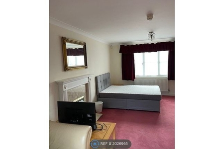 Room to rent in Carew Close, Grays RM16