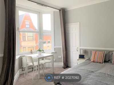 Room to rent in Victoria Road - Room 3, Swindon SN1