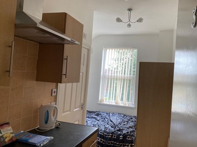 Town house to rent in Bedroom3, 28 Burton Avenue, Doncaster DN4