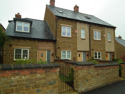 Town house to rent in Manor Road, Spratton NN6