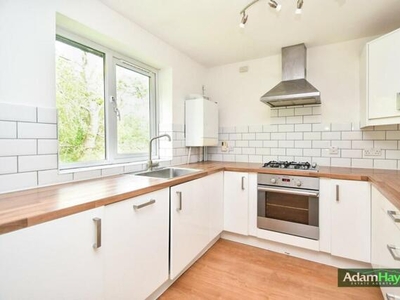 2 Bedroom Apartment For Rent In Friern Barnet