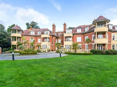 3 Bedroom Apartment For Sale In West Overcliff, Bournemouth