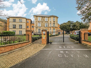 3 Bedroom Flat For Sale In Isleworth, London