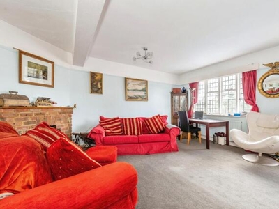 3 Bedroom Flat For Sale In Leatherhead, Surrey