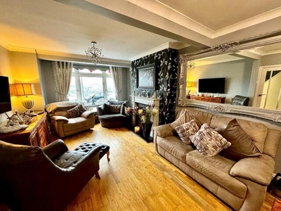 3 Bedroom Semi-detached House For Sale In Plumstead, London