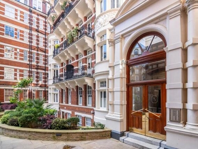 4 Bedroom Apartment For Rent In West Kensington, London