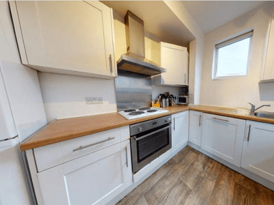 4 bedroom semi-detached house for rent in Clifton Boulevard, Dunkirk, Nottingham, NG7