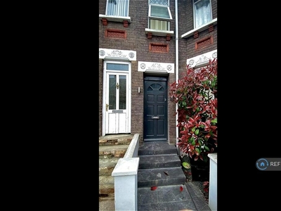 4 bedroom semi-detached house for rent in High Town Road, Luton, LU2