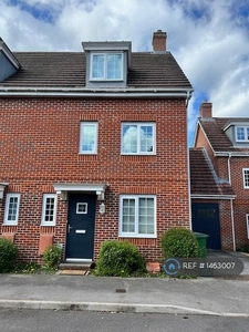 4 bedroom semi-detached house for rent in School Close, Basingstoke, RG22