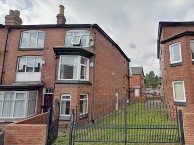 5 bedroom terraced house for rent in Manor Drive, Hyde Park, Leeds, LS6