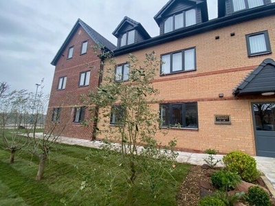 Flat to rent in Bolton Road East, Wirral CH62