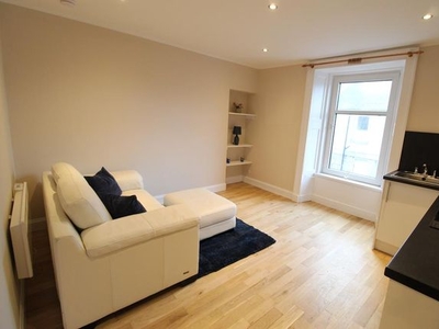 Flat to rent in Charles Street, First Floor AB25