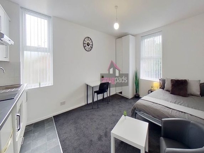 Room to rent in Bedsit Room Gildabrook Road, Salford, Manchester M30