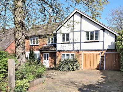 4 bedroom detached house for sale in Hillwood Grove, Hutton Mount, Brentwood, Essex, CM13