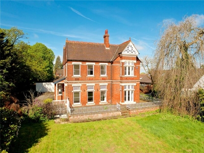 6 bedroom detached house for sale in Watling Street, Bletchley, Milton Keynes, Buckinghamshire, MK1