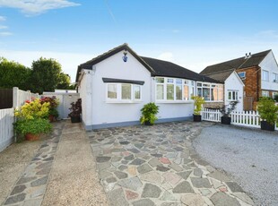 2 bedroom bungalow for sale in Clarence Road, Pilgrims Hatch, Brentwood, Essex, CM15