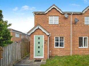 2 bedroom semi-detached house for sale in Mast Drive, Hull, HU9