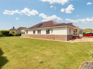 3 bedroom detached bungalow for sale in Rudgwick Avenue, Goring-By-Sea, BN12