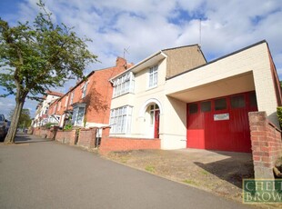 3 bedroom end of terrace house for sale in Boughton Green Road, Northampton, NN2