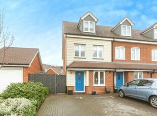 3 bedroom end of terrace house for sale in Hawthorn Crescent, Woodley, Reading, Berkshire, RG5