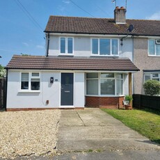 3 bedroom semi-detached house for sale in Spencer Road, Reading, Berkshire, RG2