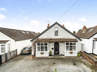 4 Bed Bungalow For Sale in Staines-upon-Thames, Surrey, TW18 - 4917134