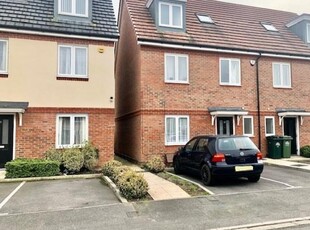 4 Bed House To Rent in Staines-Upon-Thames, Surrey, TW19 - 680