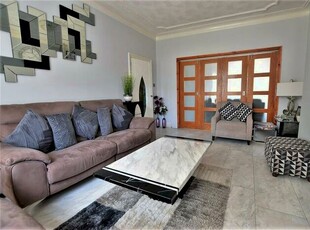 4 Bedroom End Of Terrace House For Sale