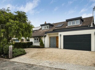 5 bedroom detached house for sale in Wetherby Close, Emmer Green, Reading, RG4