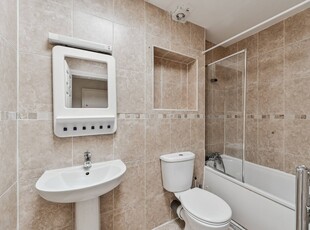 Flat in Fonthill Road, Finsbury Park, N4