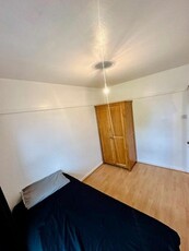 3 bedroom house share to rent London, SW20 9NT