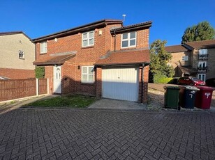 4 bedroom semi-detached house to rent Slough, SL1 9BE