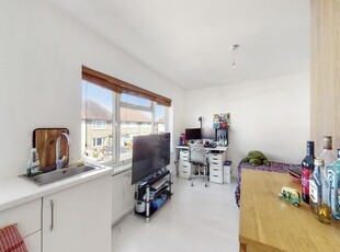 Apartment to rent Hounslow, TW5 9DH